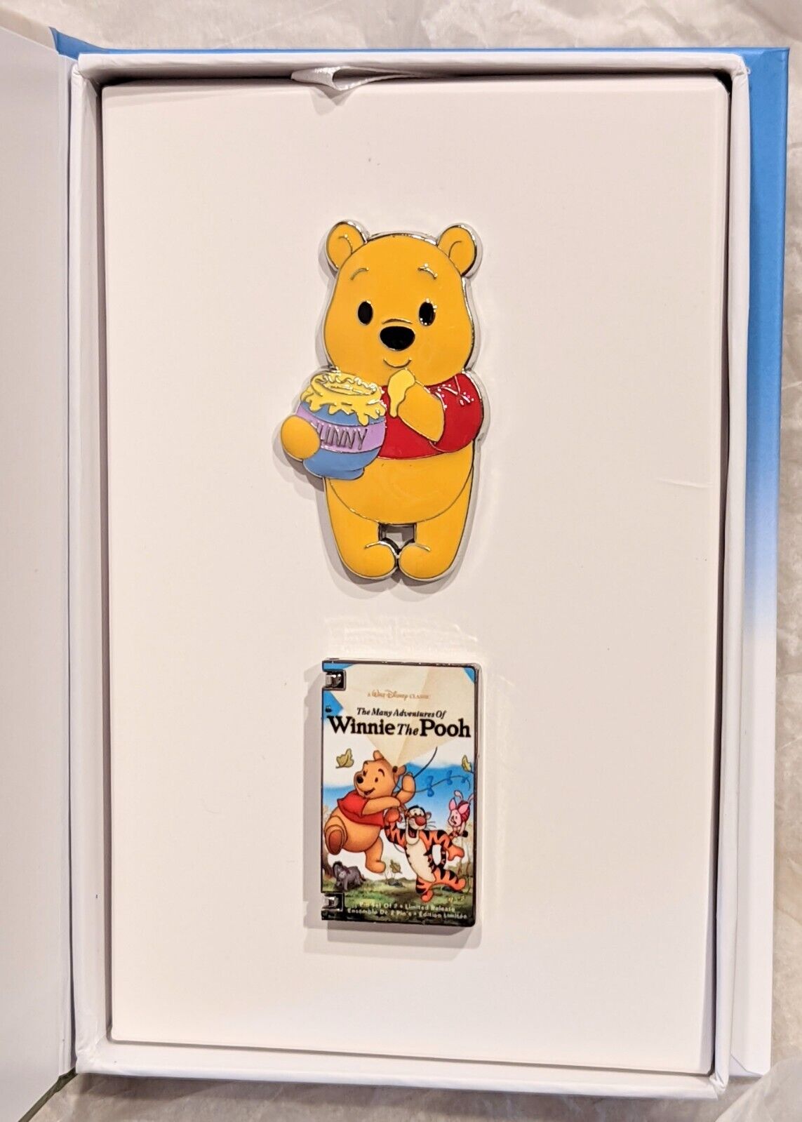 Disney Pin 147958 Ds - Vhs Tape - Winnie The Pooh -collector Box & Hinged Pin Lr